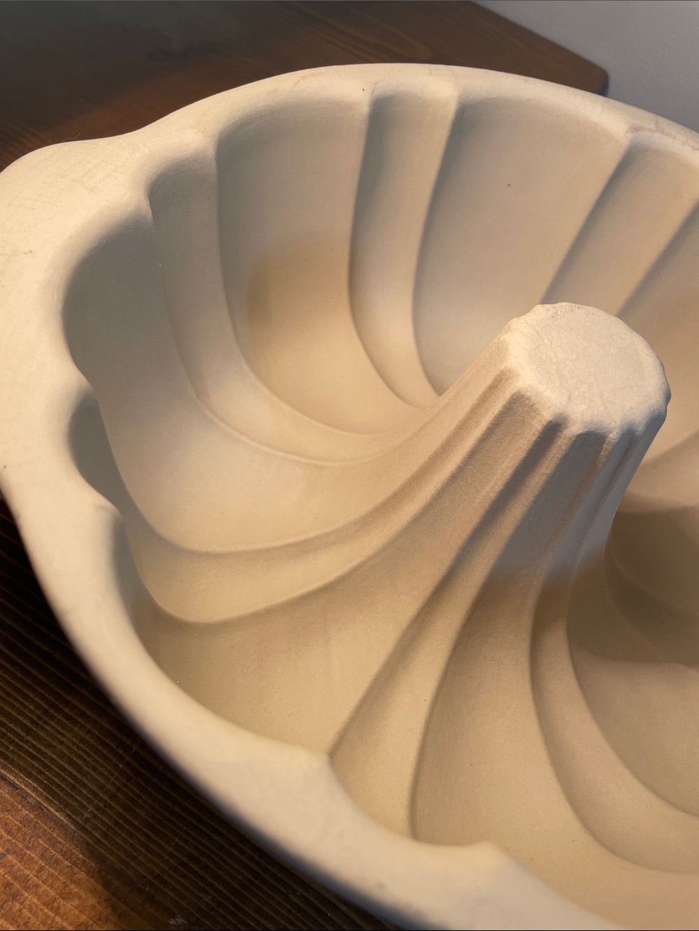 The Pampered Chef NEW discontinued stoneware fluted pan Bundt with pan scraper